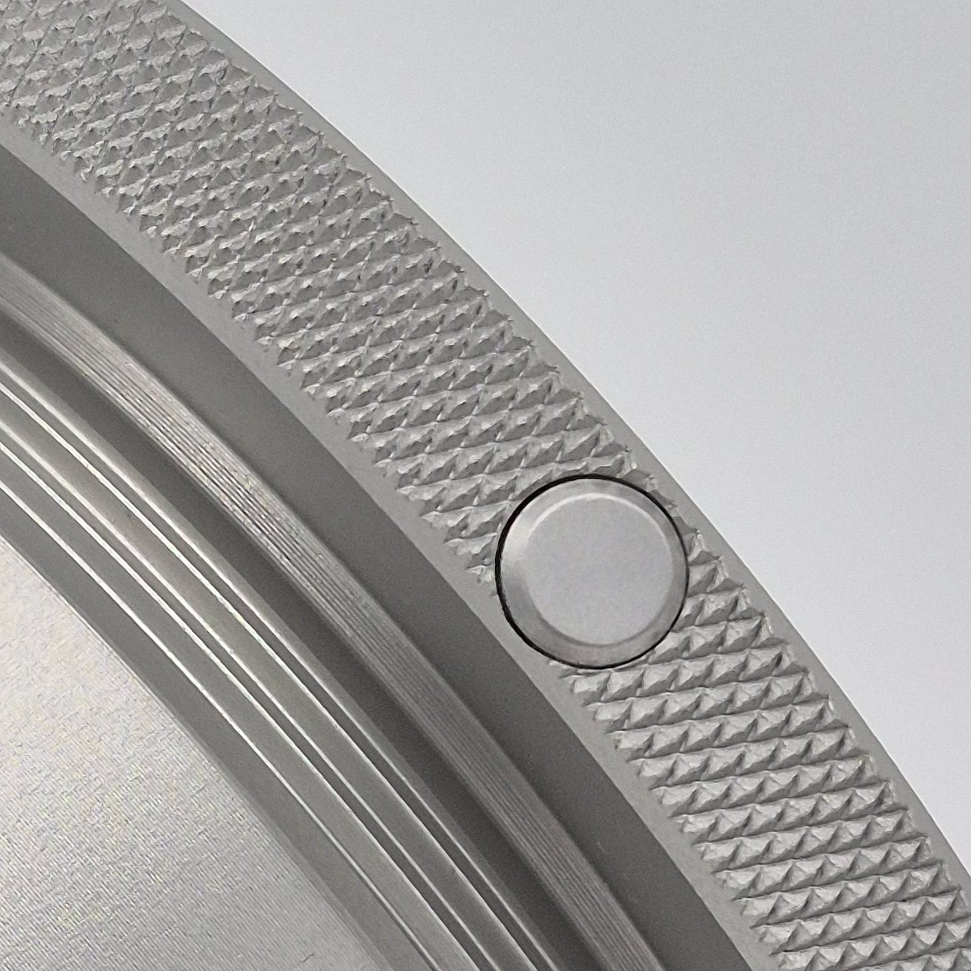 Nahaufnahme des gerändelten Rings mit dem Stift an einem Lichtkabeladapter