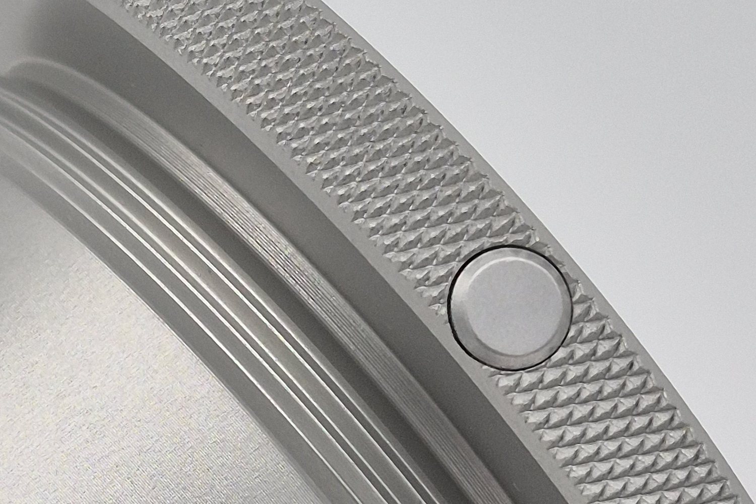 Lichtkabeladapter: Nahaufnahme des gerändelten Rings mit dem Stift