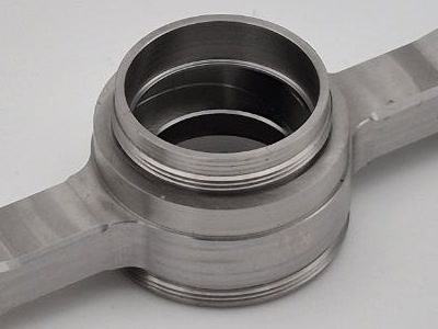 Ausschnitt: das Aussengewinde am Ring eines Fluidverteilers